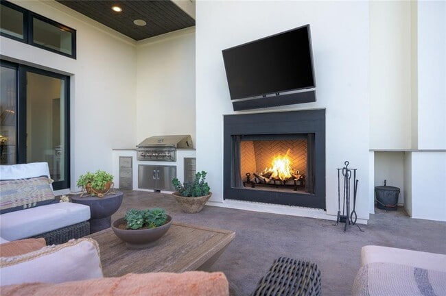 Building Photo - 4300 N Derrick Cove