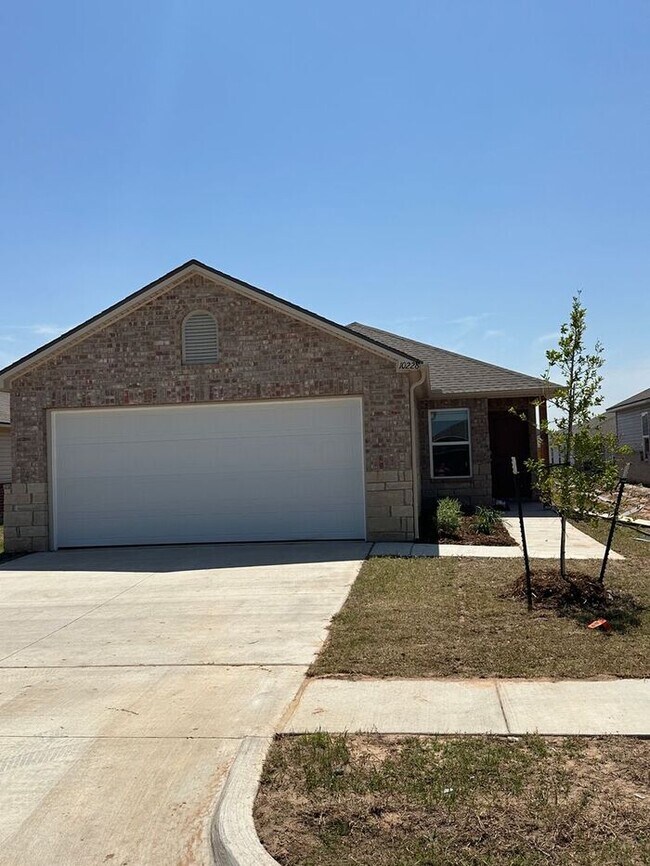 Building Photo - Now Available: Spacious 3-Bedroom, 2-Bath Home in Yukon—Don't Miss Out!