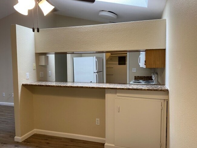 Building Photo - Single story beauty!  2 bedroom, 1.5 bath ...