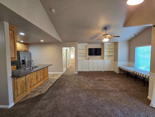 Building Photo - Centrally Located Condo with Garage!