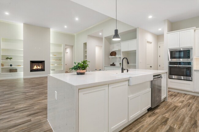 Building Photo - 12110 S Tara Plantation Dr