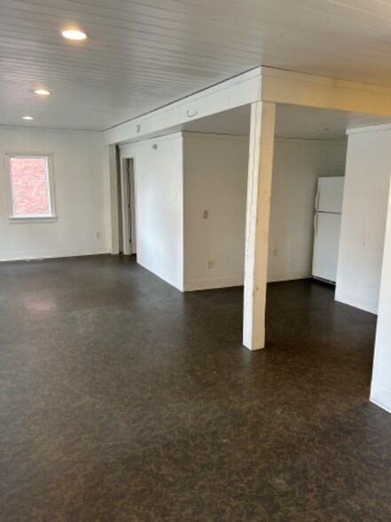 Building Photo - 79 Main St