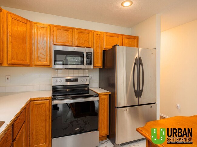 Building Photo - West Hills Gem – Space, Style & Prime Location!