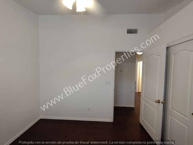 Building Photo - 915 N Silverleaf Oak Pl