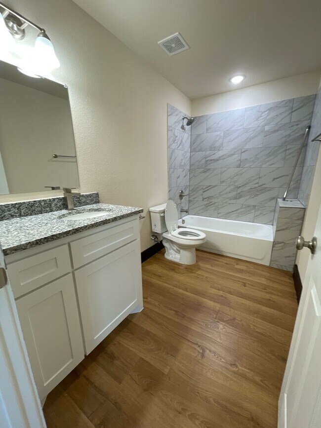 Building Photo - County Living in a Modern Home