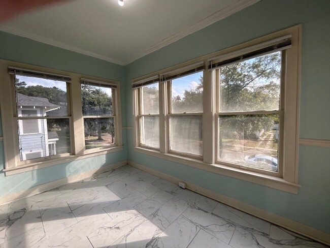 Building Photo - 2 Bedroom 1 Bath Historical Highland Upsta...