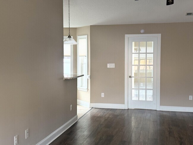 Building Photo - 301 Macarthur Dr