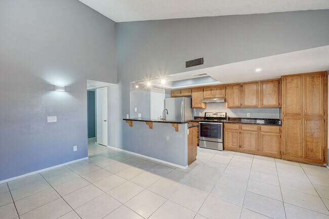 Building Photo - 755 E Lola Dr