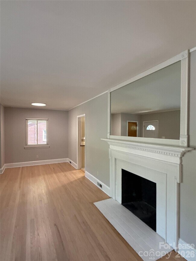Building Photo - 932 Hickory Nut St