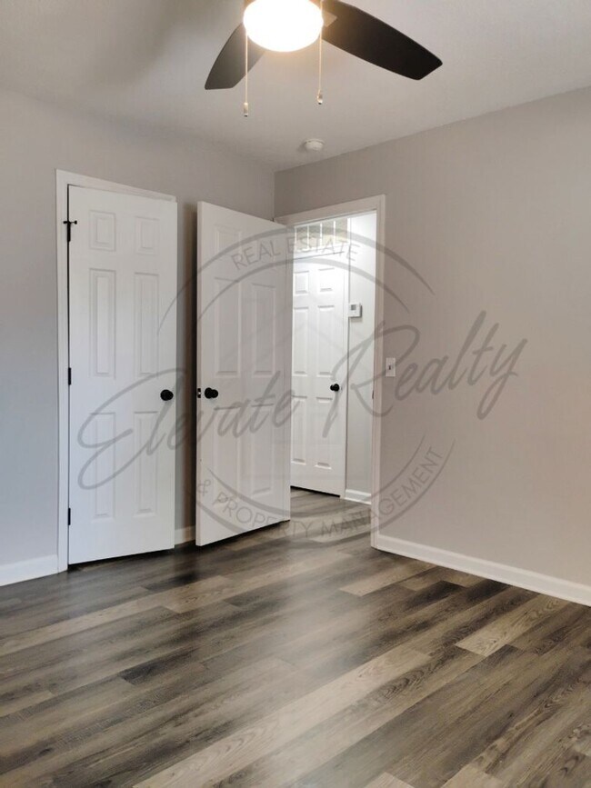 Building Photo - Two Bedroom Updated Ranch Duplex in North ...