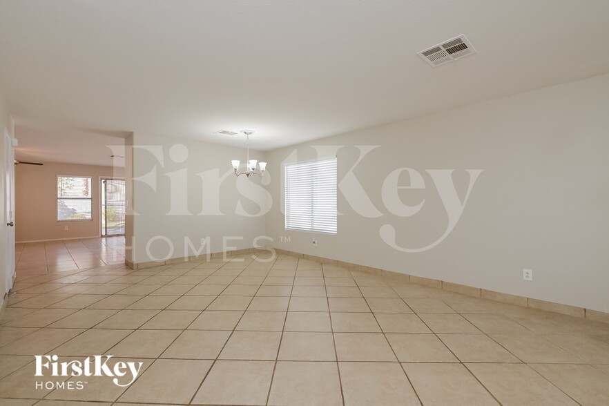 Building Photo - 692 Rising Brook Dr