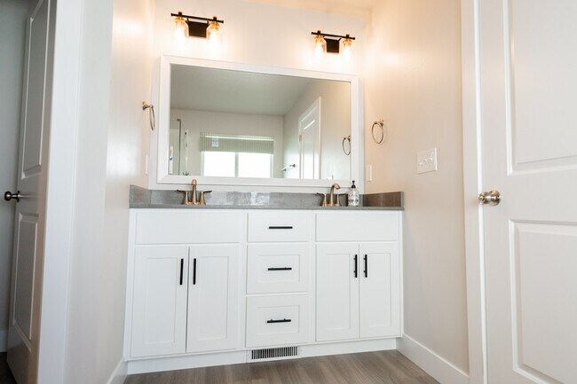Building Photo - 2823 E Clarkstone Dr