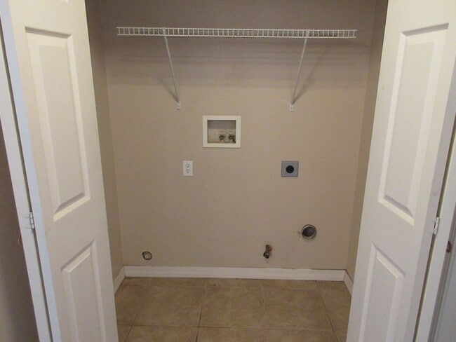 Building Photo - 3 bedroom -2 Bathroom -Twinhome in Lamplight