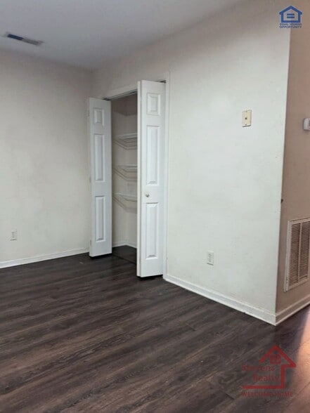 Building Photo - 3947 Webb Oaks Ct