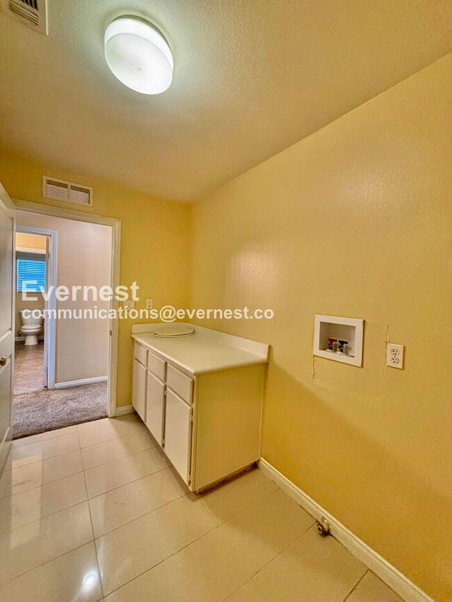 Building Photo - 5 Bed/3.5 Bath Home with Garage / Vouchers Accepted / Available Now!