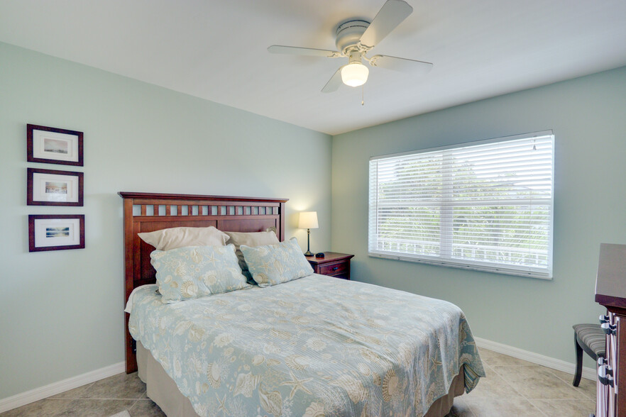 Master Bedroom - 230 S Lakeside Dr
