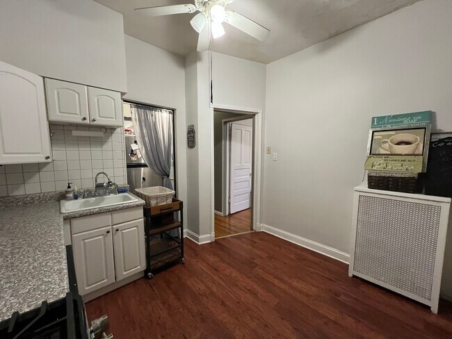 Building Photo - 1516 W Thome Ave