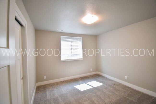 Building Photo - Modern Style Ranch, 3 bedroom 2.5 bath hom...