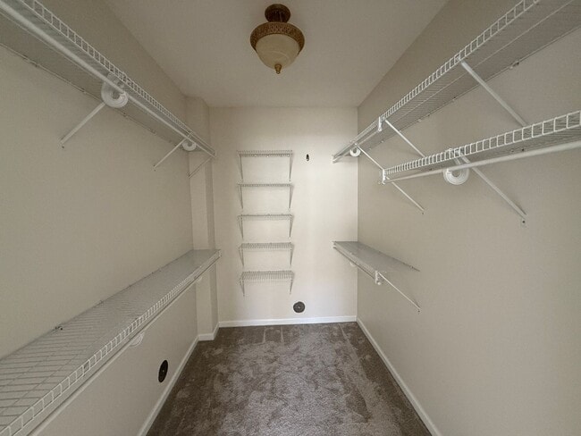 Building Photo - 2BR & 2BA Condo in Central Location w/Garage-Available 06/22/26