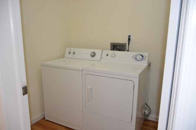Building Photo - 997 Tarragon Ct