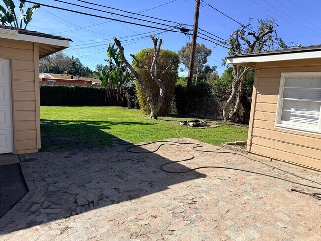 Building Photo - 4 bedroom home in LB with Large backyard now ready to rent!