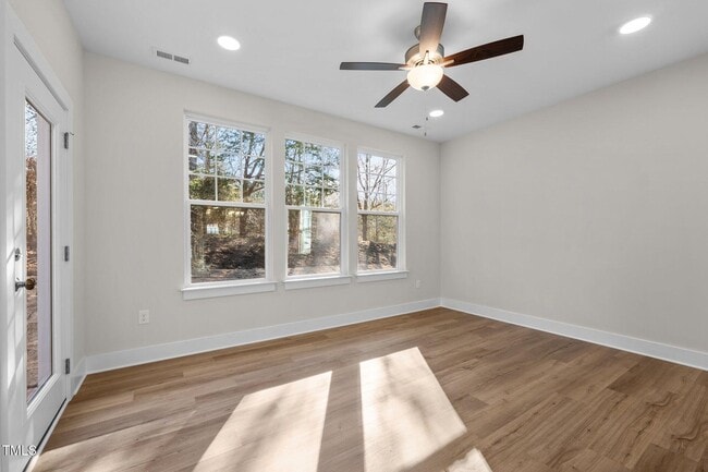 Building Photo - Deluxe 3 Bedroom End Unit Townhome - Avail...