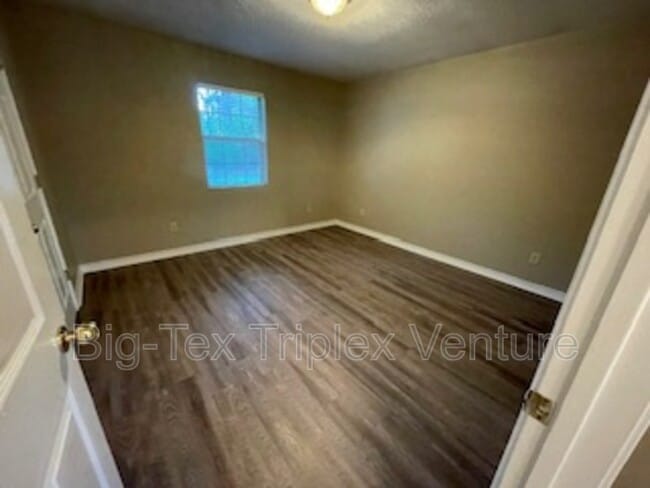 Building Photo - 267 N Pecan St