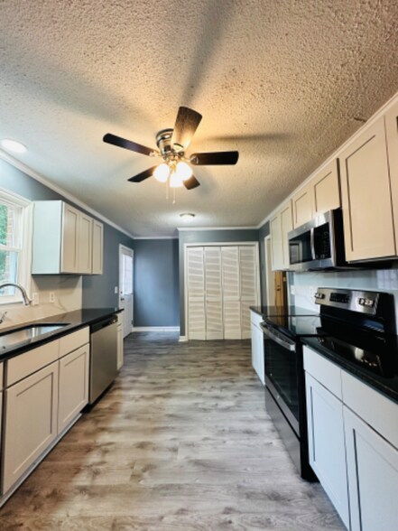 Building Photo - 712 Lancelot Dr