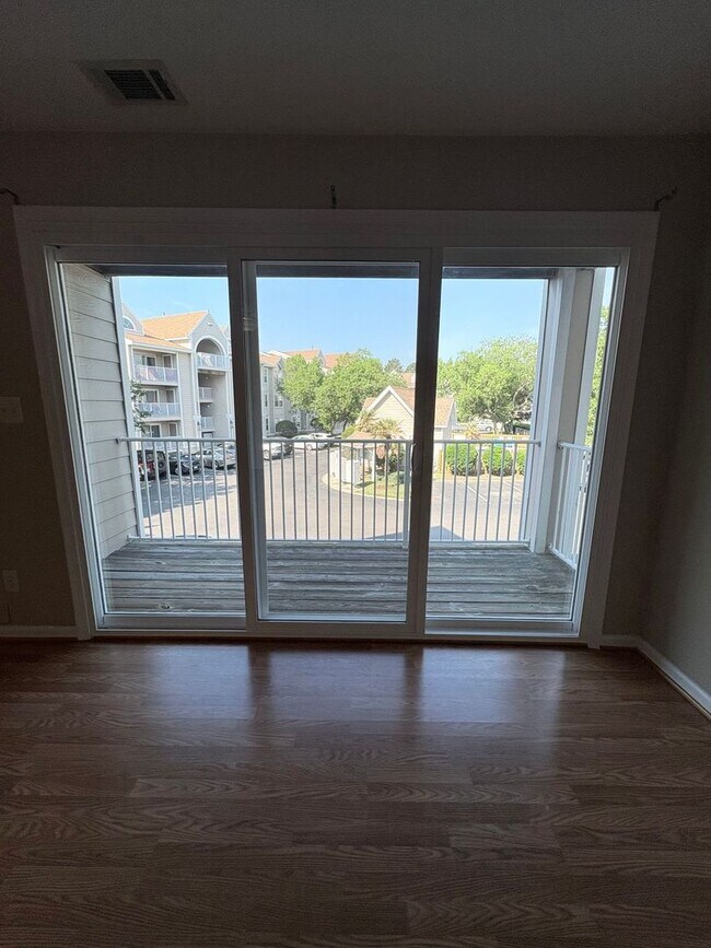 Building Photo - LARGE 2ND FLOOR CONDO
