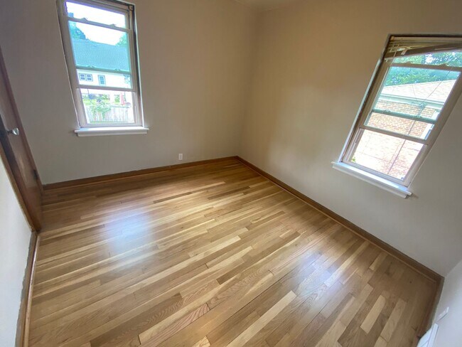 Building Photo - Comfortable 2-Bedroom Wauwatosa Apartment