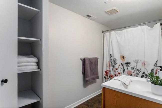 Building Photo - 2727 Madelyn Dr SW