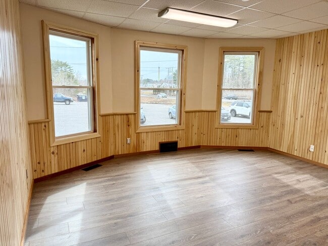 Building Photo - Well maintained inside and out