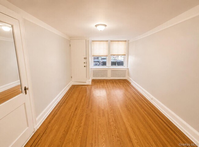 Building Photo - 240 Suydam St