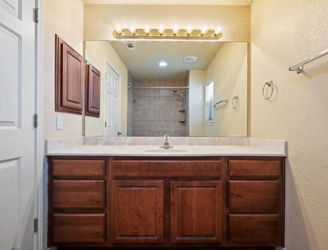 Building Photo - Spacious 3 bedroom 2.5 Bath Duplex in Gate...