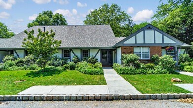 Building Photo - 10 Leland Ln