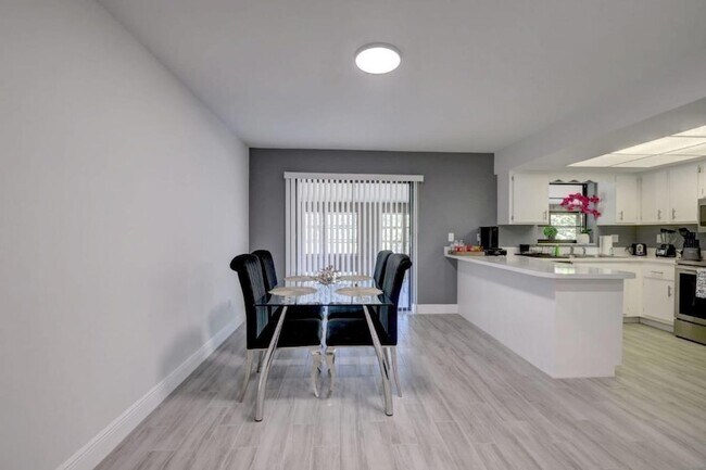 Building Photo - 543 SE Greenway Terrace