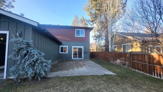 Building Photo - SE Bend 3 bed 2.5 bath Plus BONUS-Fenced