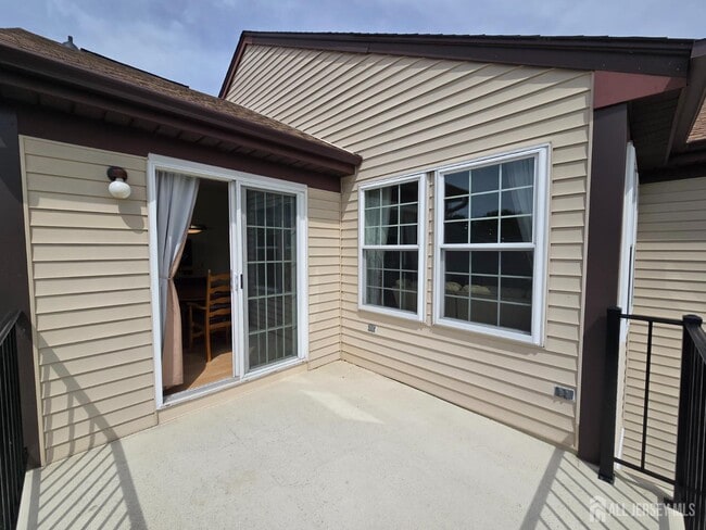 Building Photo - 8D Glastonbury Dr