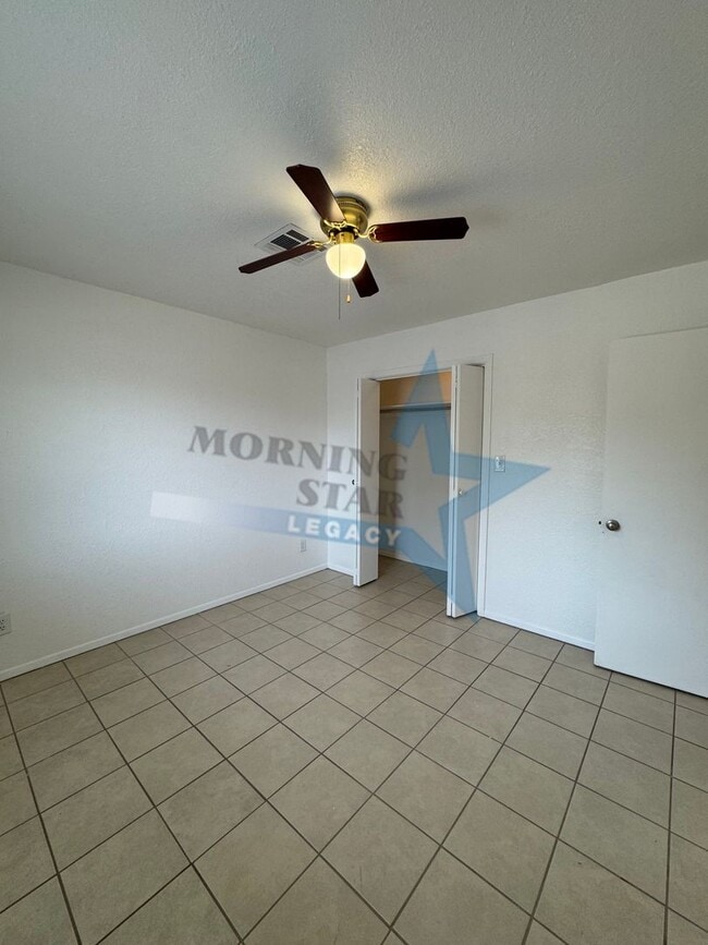 Building Photo - Cute 2-Bedroom Duplex