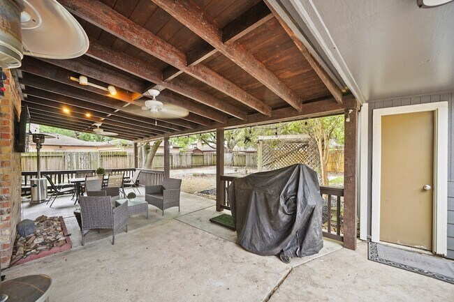 Building Photo - 15831 Ridge Park Dr