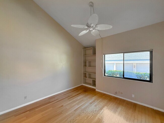 Building Photo - SD: Bright 2BD/2BA Condo in Vista with Community Pool, Private Patio & In-Unit Laundry