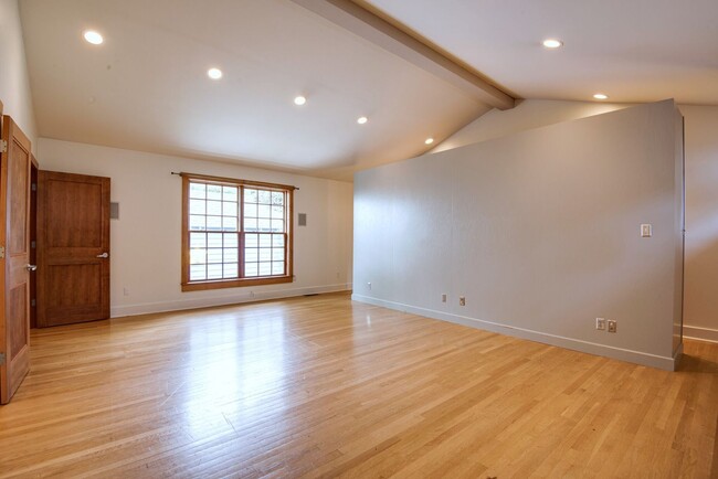 Building Photo - Welcome to your perfect rental in the hear...