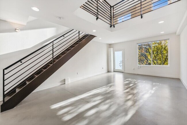 Building Photo - Eastlake Contemporary Townhome - 2 bedrooms