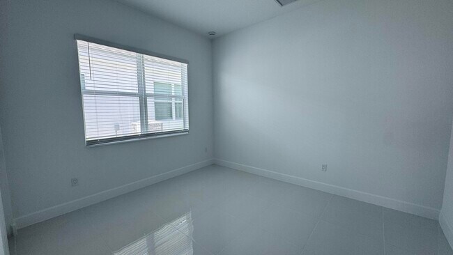 Building Photo - 5722 Aleppo Pl