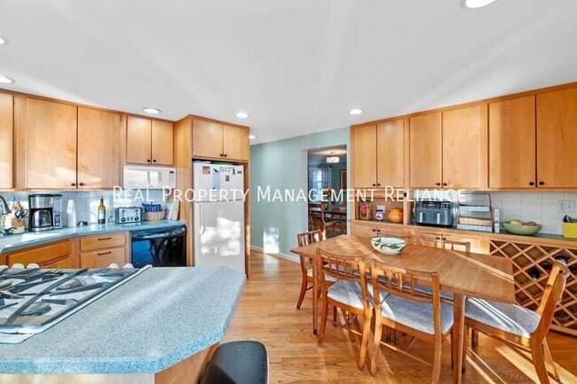 Building Photo - 19 Bayview Ave