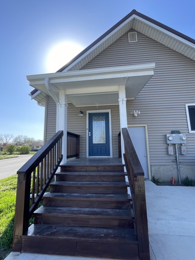 Building Photo - 105 W Summit St