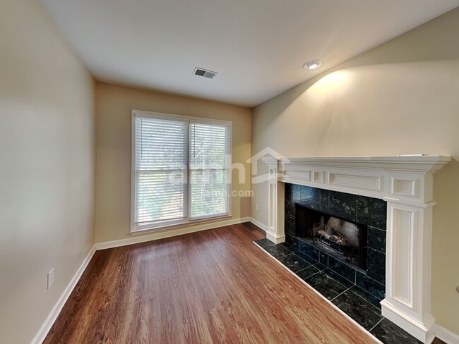 Building Photo - 1302 Hadaway Trail NE