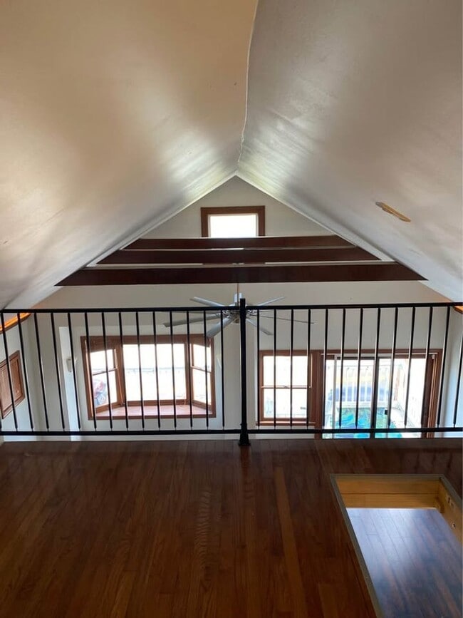 Building Photo - One Bedroom Loft in Covington!!