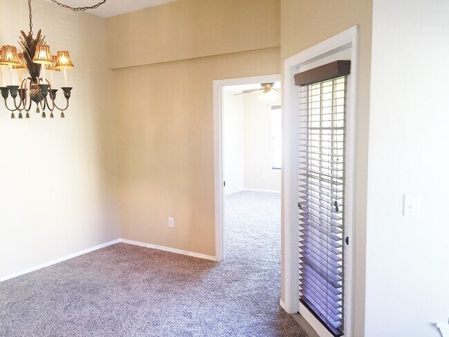 Building Photo - Beautiful 3 bedroom 2 Bath Townhome