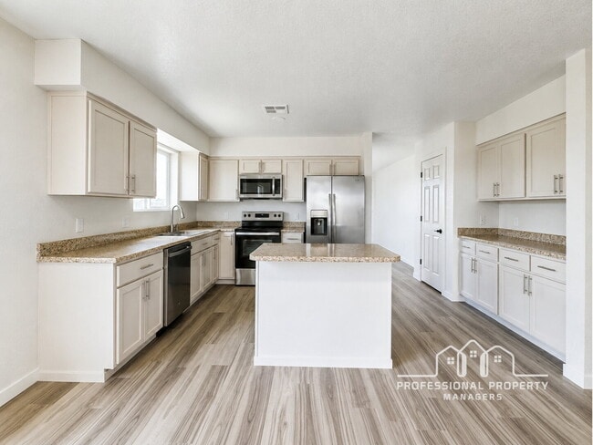 Building Photo - 4-bedroom, 2-bathroom home in Desert Oasis